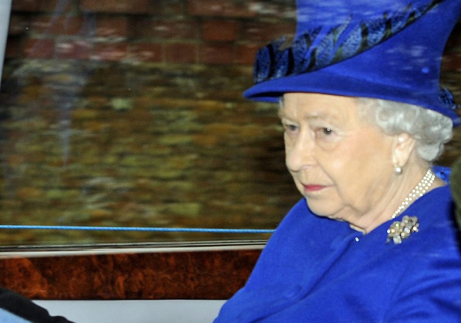 Πρώτη δημόσια εμφάνιση της Βασίλισσας Ελισάβετ μετά το βαρύ κρυολόγημά της